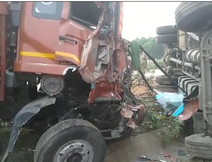 ଗାଡ଼ି ହାଇ ସ୍ପିଡ୍‌ ଥିବାରୁ  ଟ୍ରକ୍‌କୁ ଧକ୍କାଦେଲା ଗୋରୁ ବୋଝେଇ କଣ୍ଟେନର , ୩ଜଣ ଗୁରୁତର